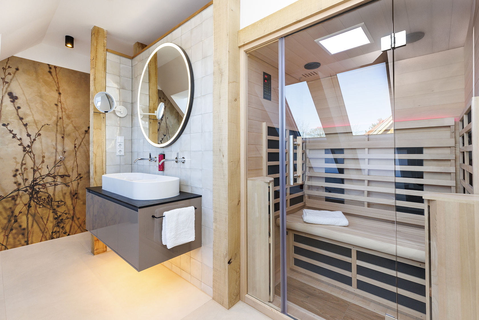 Relaxa Infrarotkabine mit Glasfront in einem modernen Badezimmer